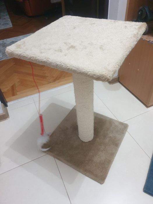 Stalp de zgariat din sisal pentru pisici