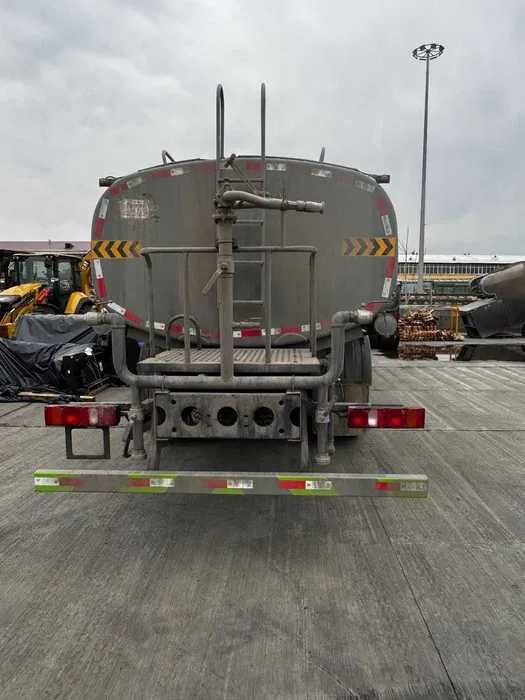 Vodovoz 20 KUB. Sinotruk HOWO 6×4 Водовоз.