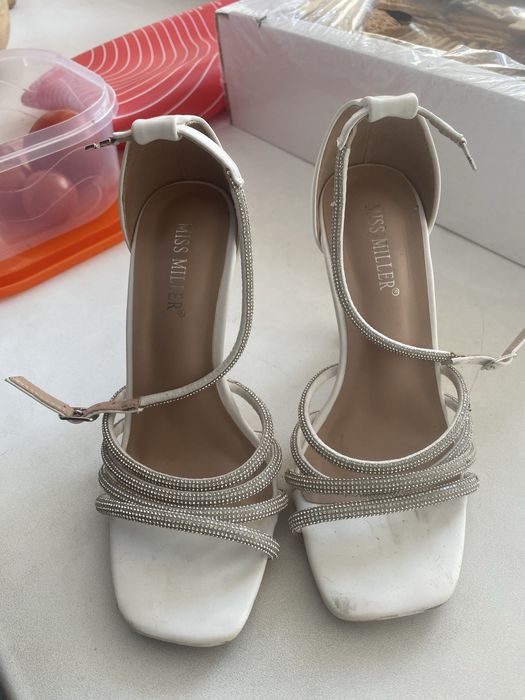 Прокат туфли,цвет белый,очень удобные