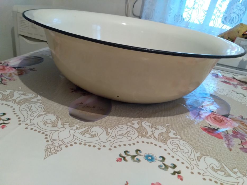 Чашки  эмалированные.