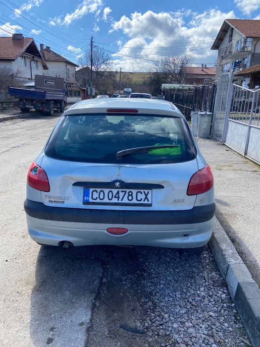 Продавам колата си поради проблеми