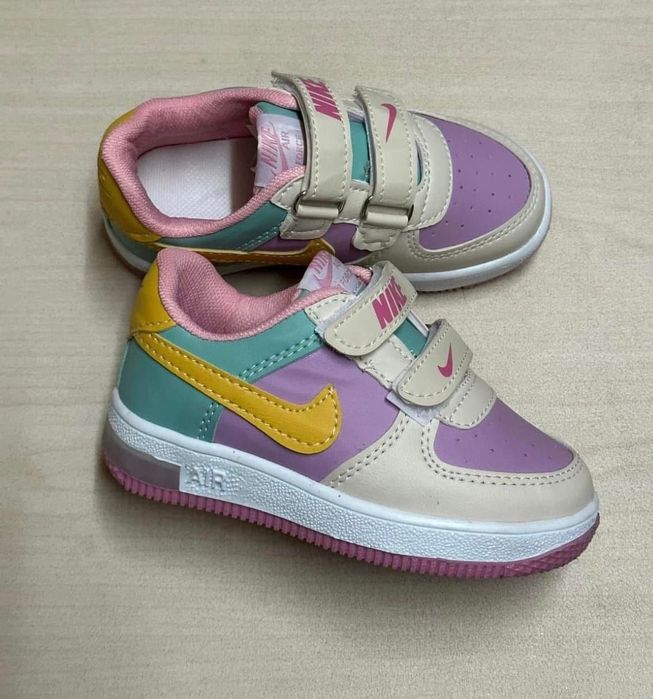 Светещи кецове
Номера-21,22,23,24,25,26,27,28,29,30
Цена-35 лв