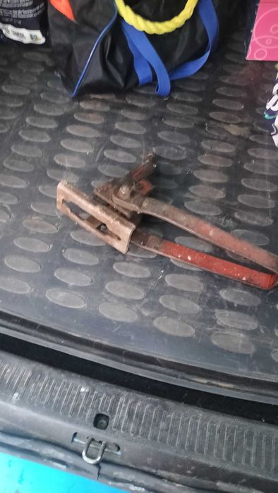 Motor vibrator beton  și dispozitiv strîns cofraje