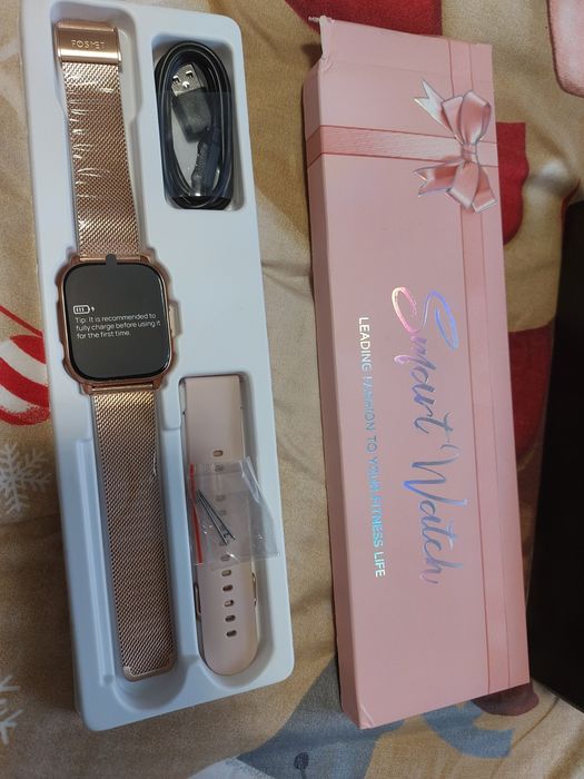 smartwatch Fosmet rose gold.

Dispune de un ecran color AMOLED.

Inclu