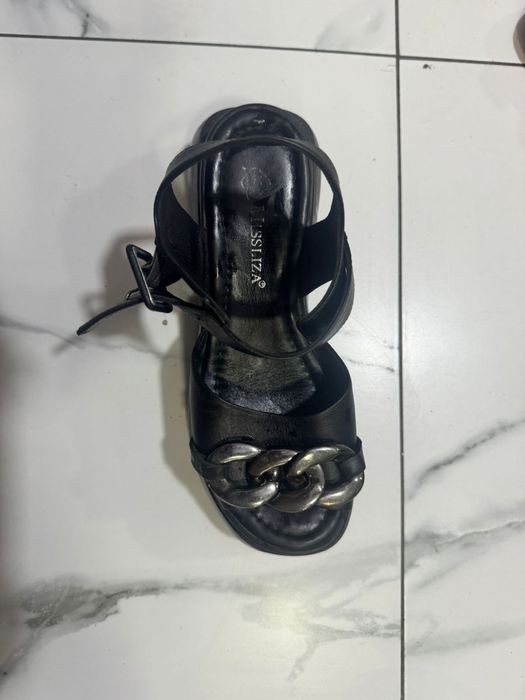 Продам босоножки