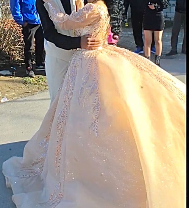 Офицялна годежна рокля