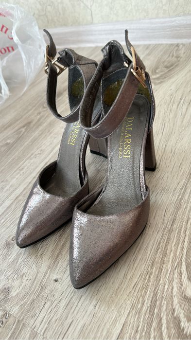 Туфли блестящие в идеальном состоянии