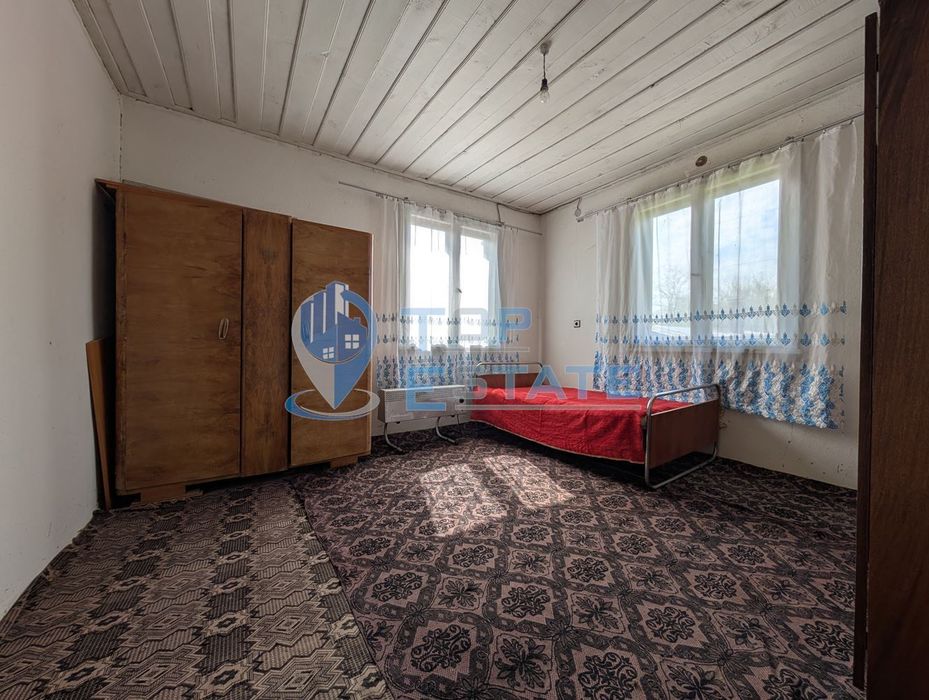 Едноетажна тухлена къща с гараж в село Павел