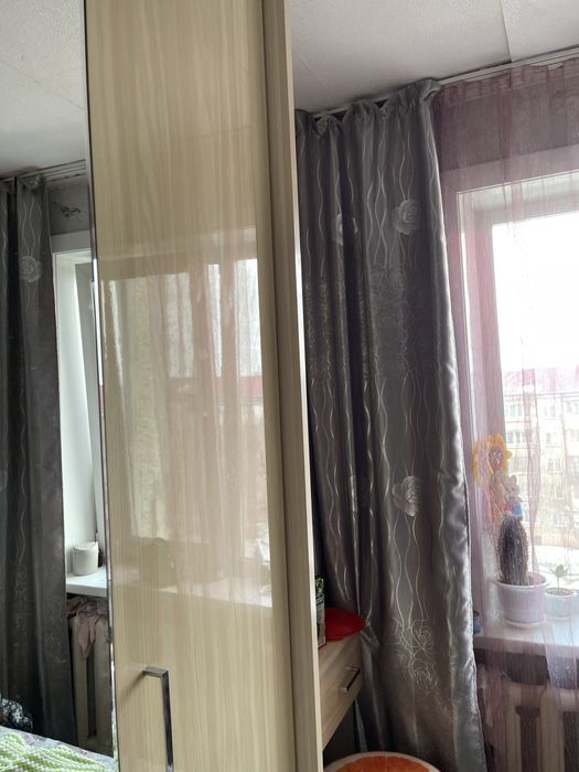 Шкаф с подсветкой вместительный