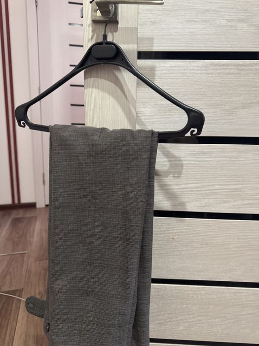 Серый костюм тройка