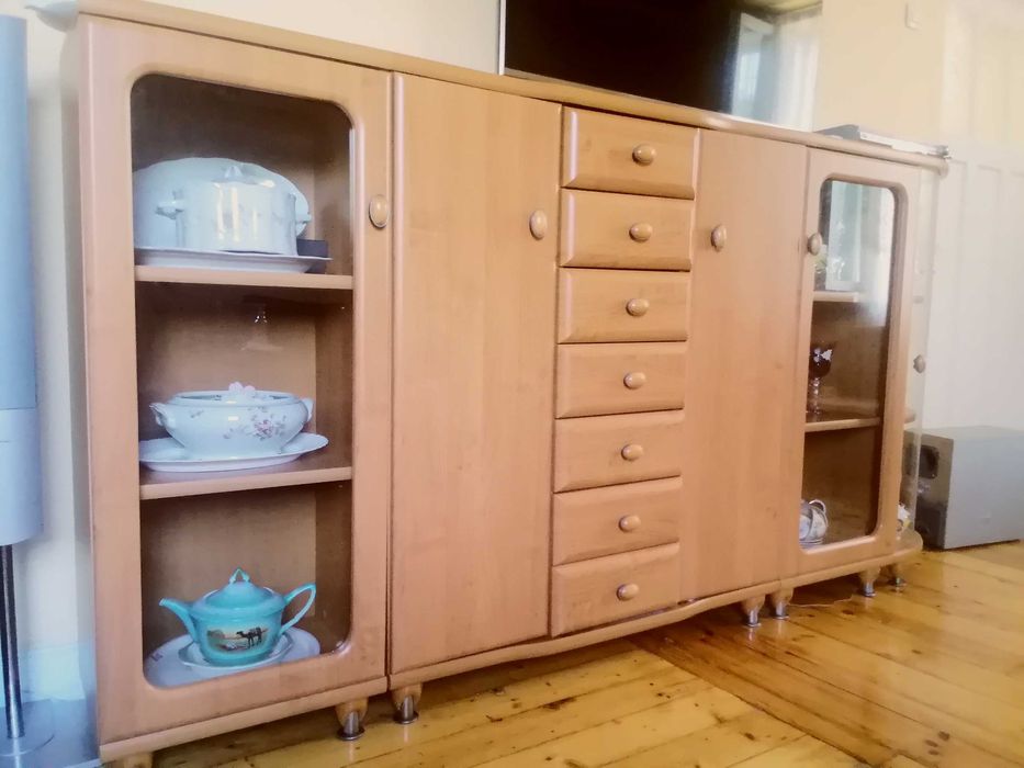 Шкаф със стъклени витрини.