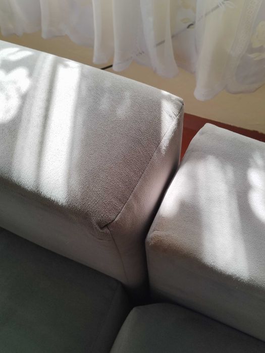 Разтегателен ъглов диван, с подлакътник етажерка