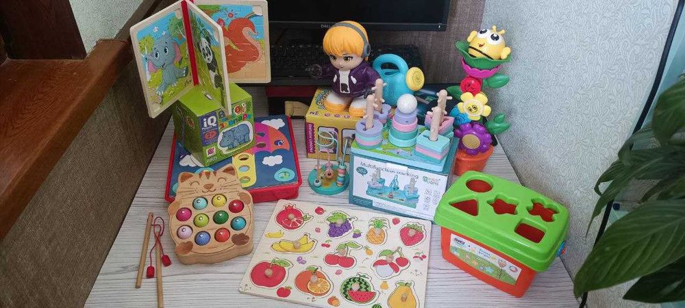 Игрушки в очень большом ассортименте(преимущественно деревянные)