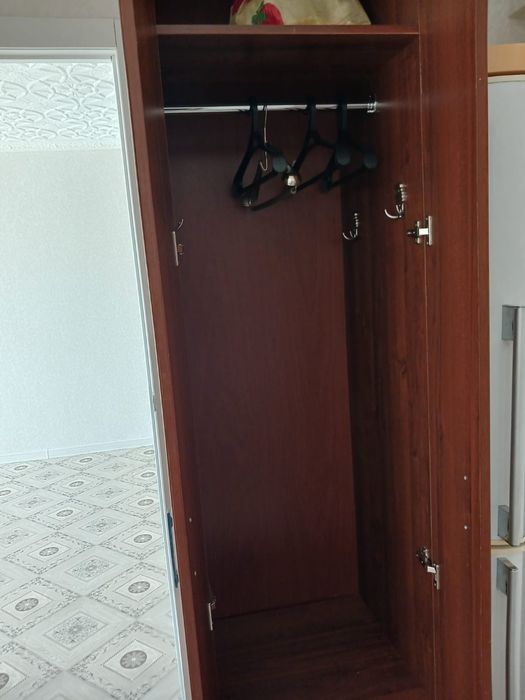 Продам шкаф с зеркалом.