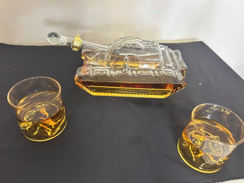 Стъклена гарафа във формата на танк