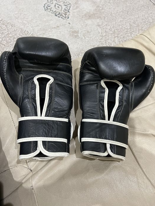 Бокс перчатки .