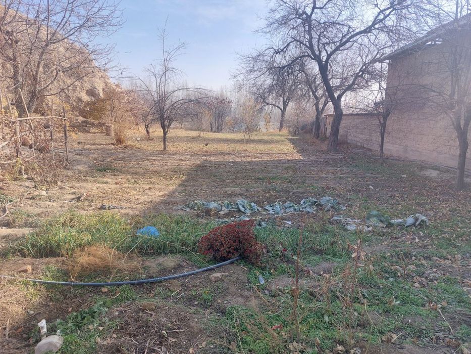 15+ сотих ховли участка сотилади. Махаллани юрагида жойлашган.