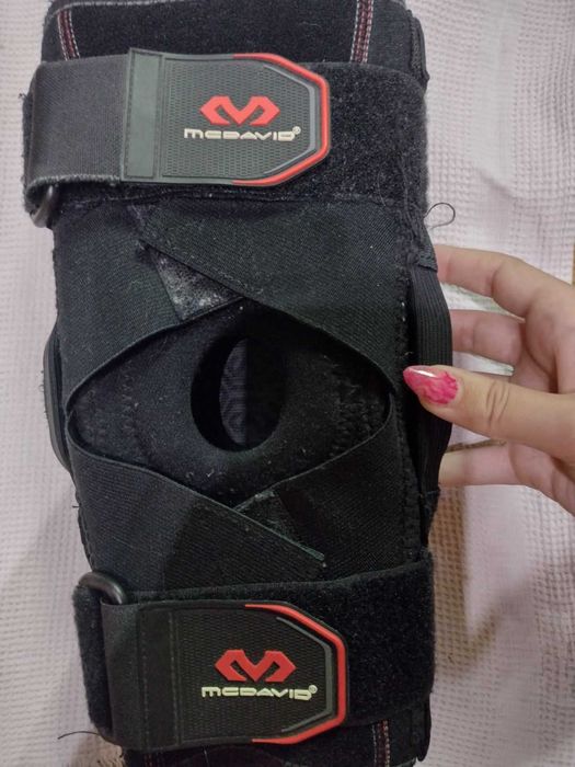 Шарнирна наколенка с кръстосани ленти.