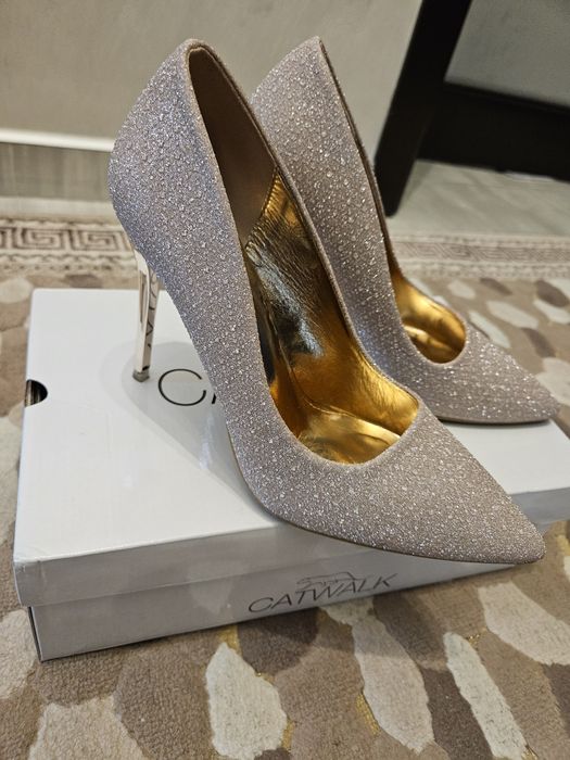 Обувки пепел от рози 38р розово висок ток