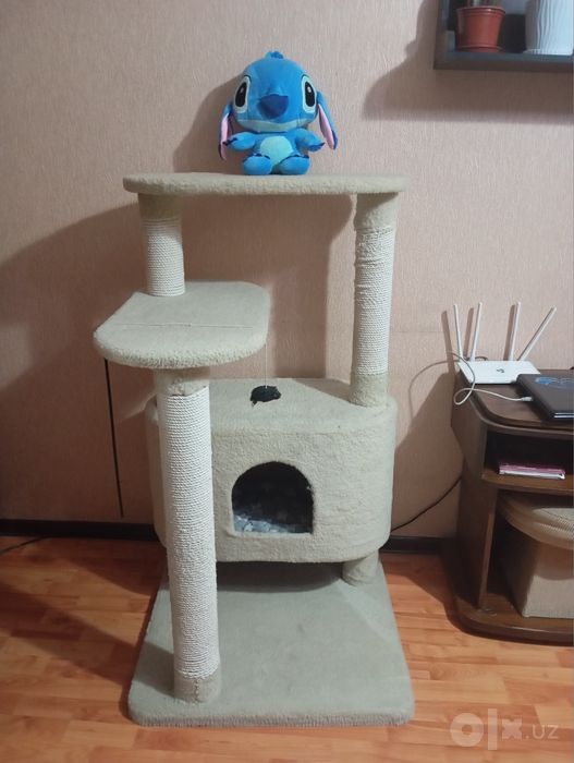 Продам кошачий домик с когтеточками.