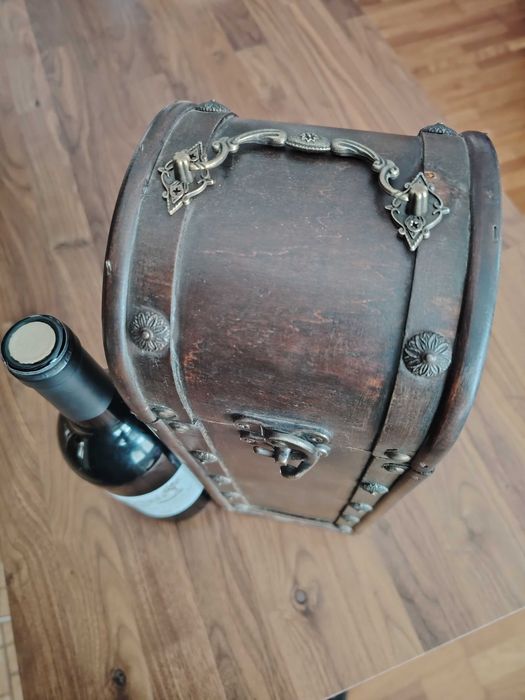 Ретро дървена кутия за бутилка вино или уиски