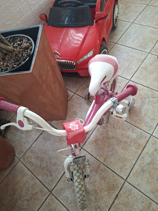Продам велосипед для девочки и электромобиль