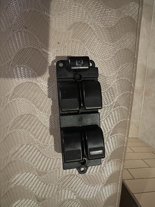 Управляващ блок за стъкла на мазда 323ф