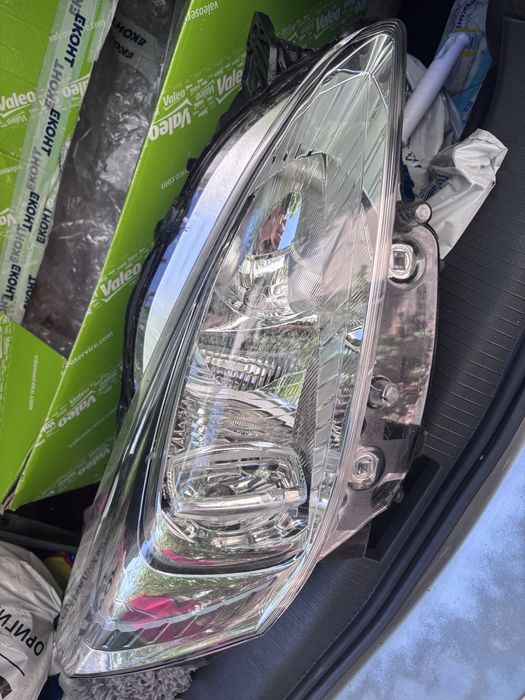 Продавам десен фар за Пежо 508