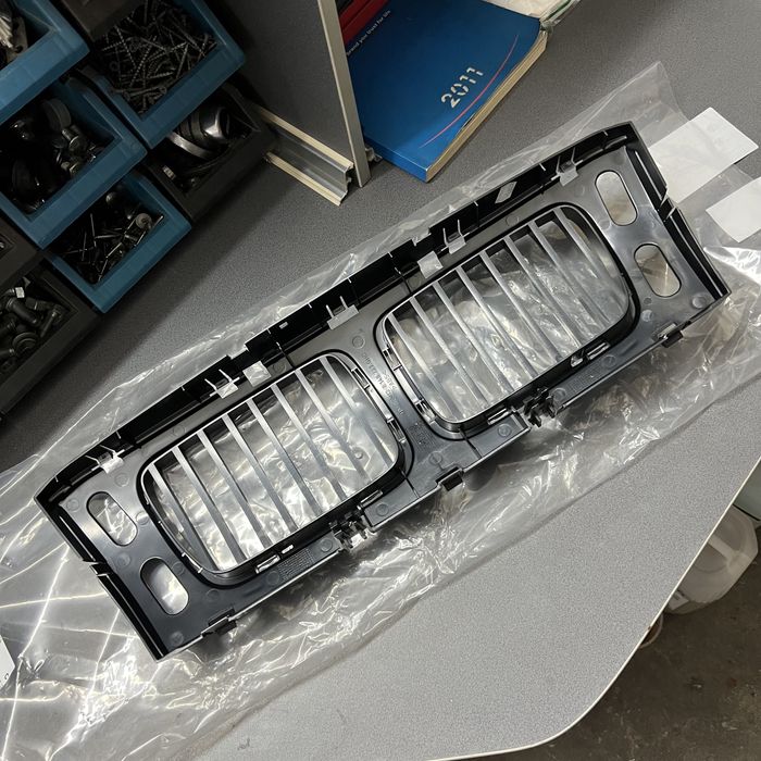 Новая ориг решетка радиатора bmw e34 бмв е34
