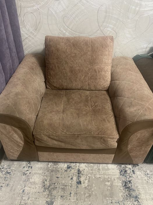 Срочно продается диван с креслами