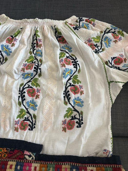 Costum popular tradițional vechi pentru fetiță – Moldova, Bacău – ie, Catrinta/peșteman și bete