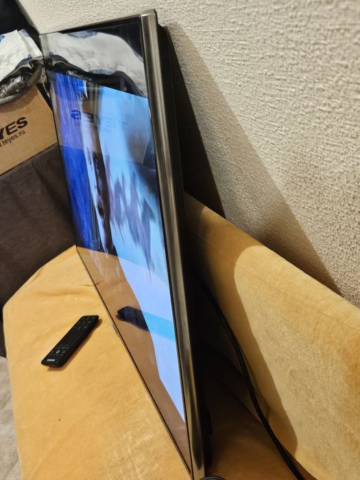 Телевизор Самсунг есть крепление на стену