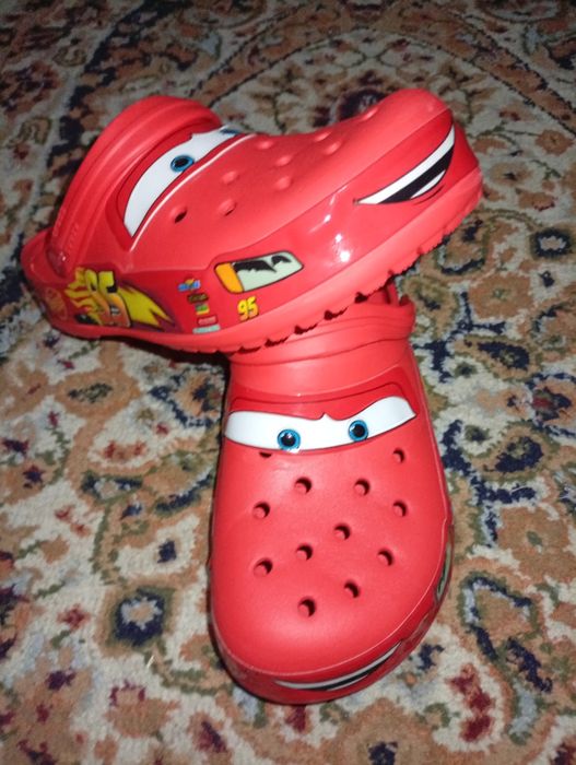 Crocs de culoare roșie