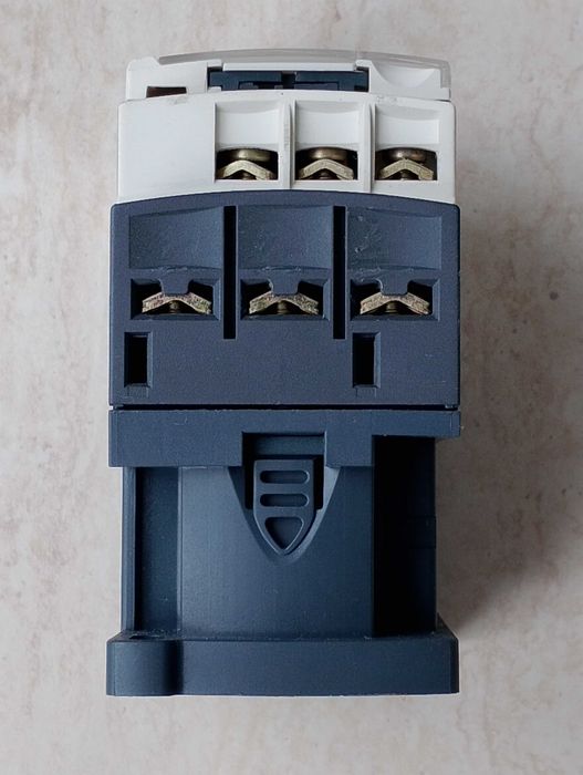 Контактор Telemecanique LC1D18 110V – 8 бр. – много добро състояние