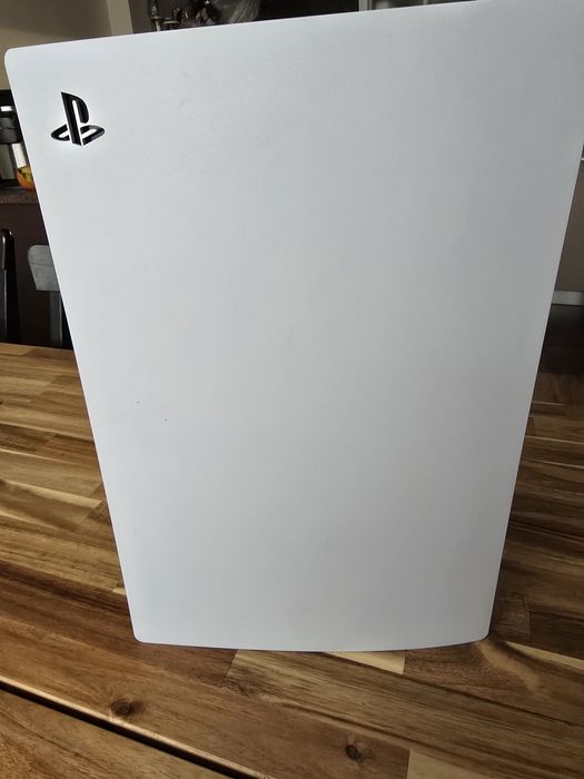 PS5 Disc Version + 4 джойстика (1 в гаранция) + игри