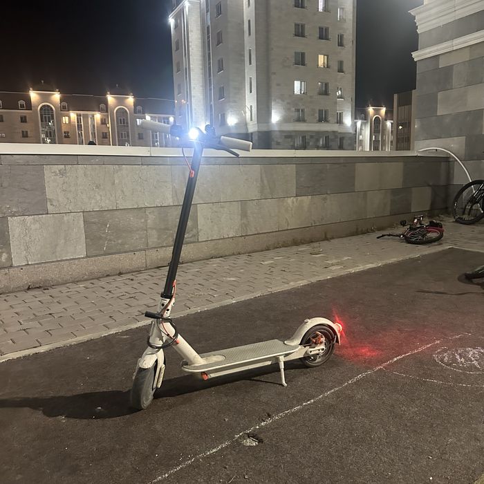 Электро самокат почти новый минусы нету фары заде