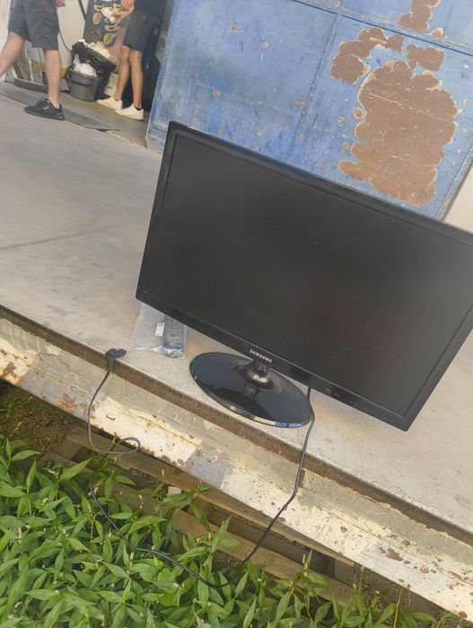 Monitor / TV Samsung 24 inchi (60 cm) Full HD - HDMI, VGA, Telecomandă