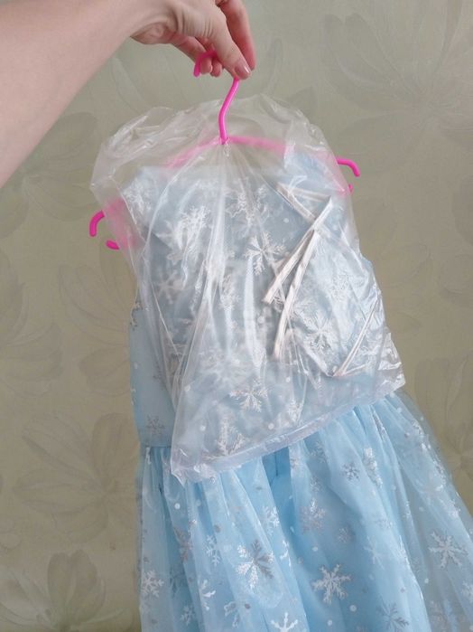 Продам  три детских платья на 4-5-6лет