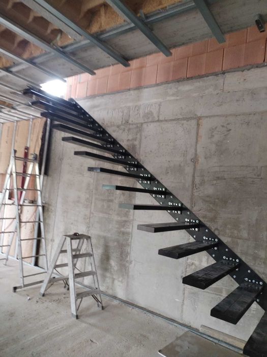 Висящи стълби, стъклени парапапети,