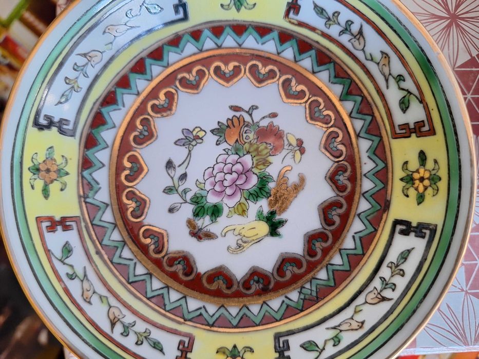 Farfurii cu foita de aur aduse din China in anul 1935.