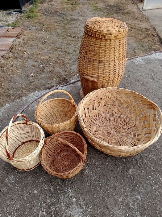 Coșuri din nuiele împletite manual