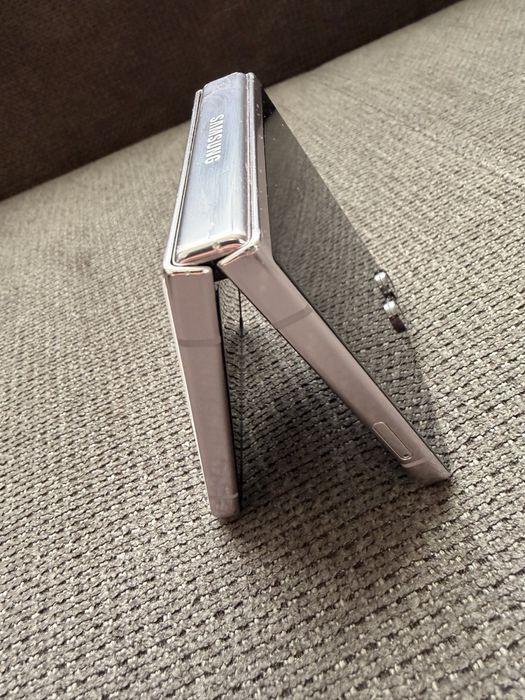 Samsung galaxy Z flip 5