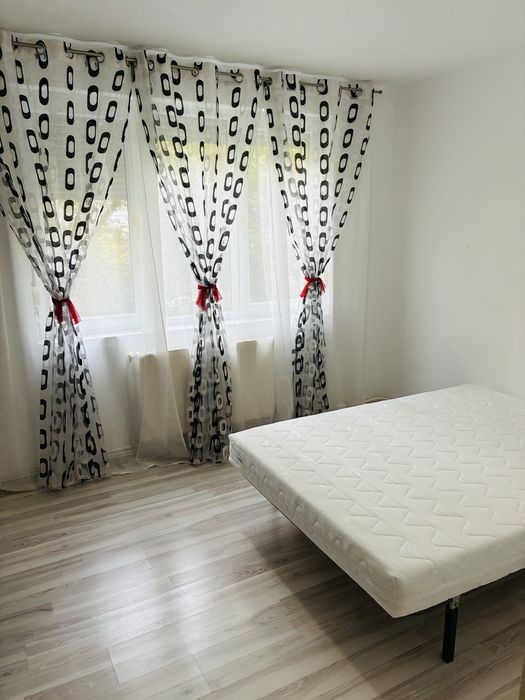 Inchiriez apartament cu 3 camere-Central
