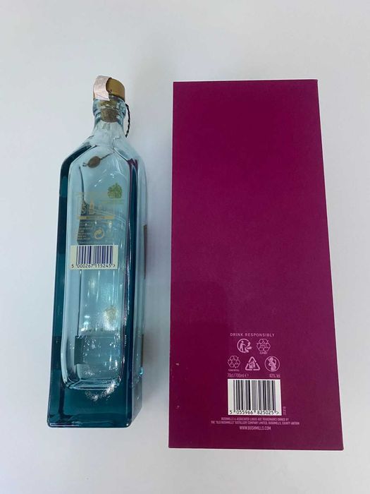 Празна бутилка синьо Джони (Bue Label) и празна бутилка Бушмилс 16 г.