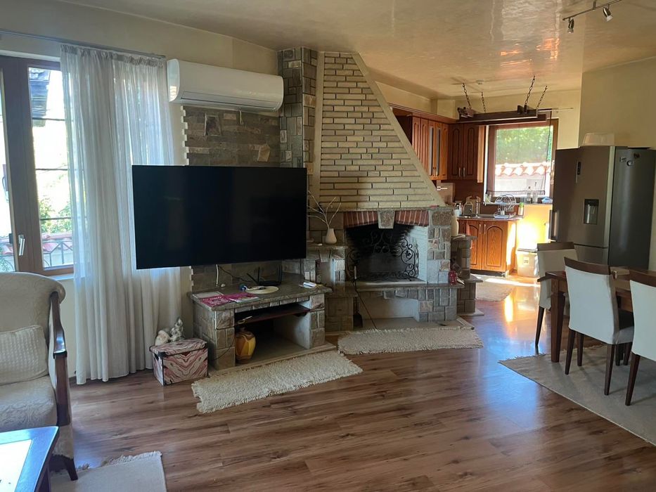 Три етажна вила в Марково