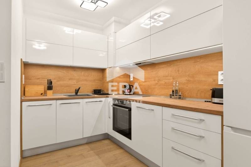 Двустаен, чисто нов, обзаведен апартамент за продажба, със собствен дв