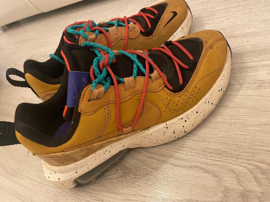 Adidasi nike multicolori