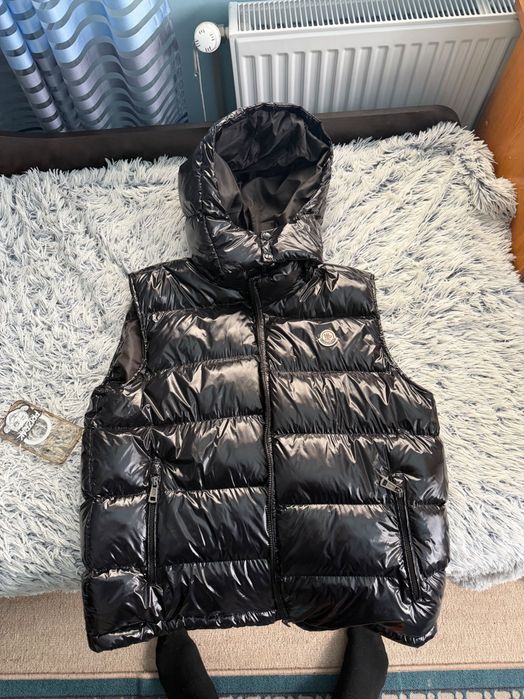 Елек на Moncler Real закупен от от магазин на Moncler в Холандия носен е няколко пъти но е много запазен за повече информация на лс!
