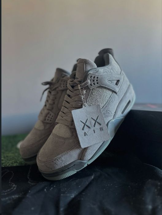 Air Jordan 4 x KAWS лимитирани обувки!
