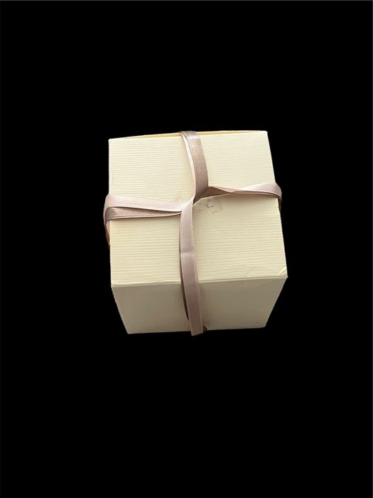 Позлатено яйце с поставка и кутия